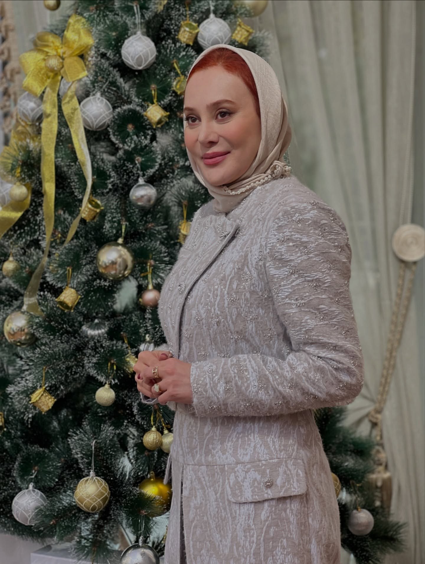 استایل اروپایی تازه عروس سینمای ایران در کنار درخت کریسمس