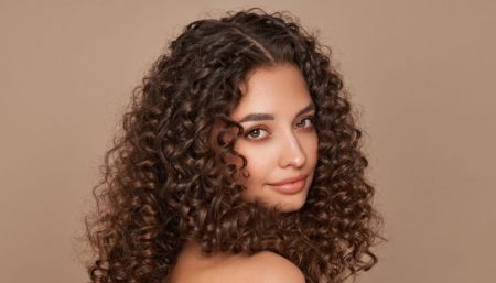 اشتباهاتی که موهای فر را خشک و شکننده می‌کند