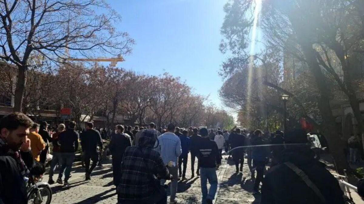 اعتراضات در بازار و شعار دادن کسبه در سبزه میدان و چهارراه استانبول / مغازهها تعطیل شد