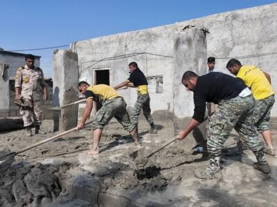 امدادرسانی نیروی دریایی ارتش به سیل‌زدگان بندر جاسک