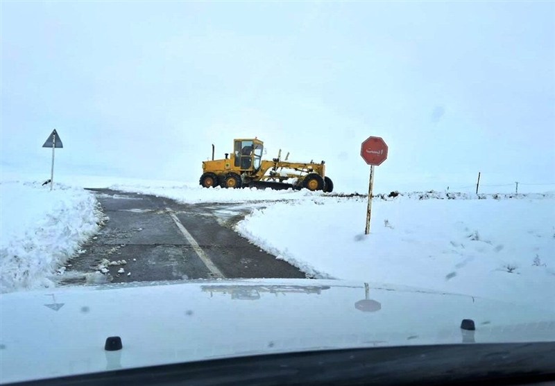 بارش برف و ریزش کوه محور گردنه گناباد–سرایان را مسدود کرد