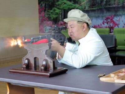 بازدید رهبر کره شمالی از کارخانه زیردریایی هسته‌ای / کیم جونگ اون آس رو کرد! + عکس