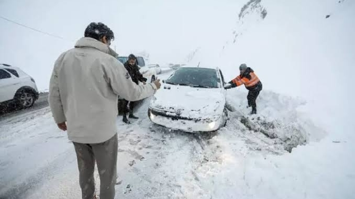 بستهشدن چندین جاده کشور به دلیل بارش سنگین برف/ بیتوجهی به هشدارها جان مسافران را گرفت