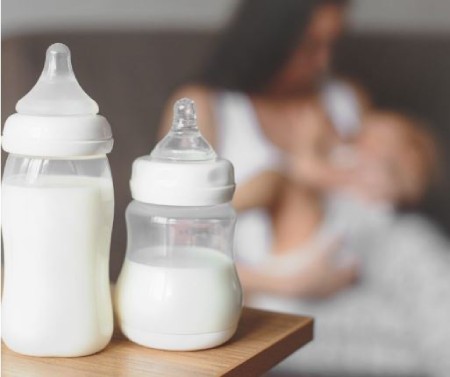 آیا می شود شیر خشک را با شیر مادر مخلوط کرد, ترکیب شیر خشک با شیر مادر,می‌توانم شیر مادر را با شیر خشک مخلوط کنم