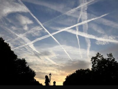 خطوط مرموز در آسمان تهران / رد موشک یا هواپیما؟