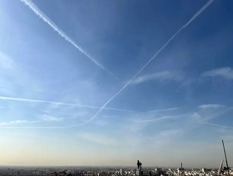 خطوط مرموز در آسمان تهران / رد موشک یا هواپیما؟ خطوط مرموز در آسمان تهران / رد موشک یا هواپیما؟