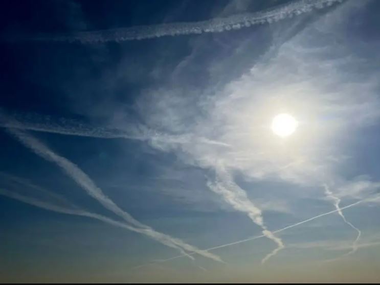 خطوط مرموز در آسمان تهران / رد موشک یا هواپیما؟ خطوط مرموز در آسمان تهران / رد موشک یا هواپیما؟