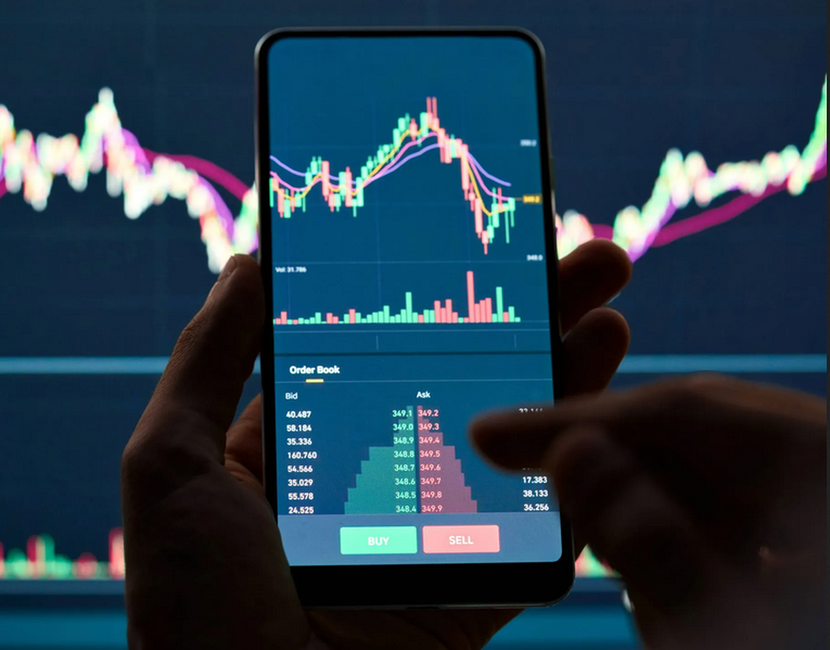 درآمد ترید در ایران چقدر است؟ بررسی واقعی سود معاملهگری در بازارهای مالی