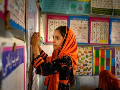روایت یک کلاس خاموش/ تصویر دختر ۱۰ ساله افغان عکس سال ۲۰۲۵ یونیسف شد+ عکس