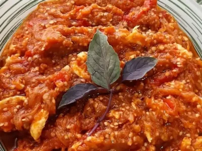 طرز تهیه میرزا قاسمی اصیل گیلانی با بادمجان کبابی و طعمی دودی