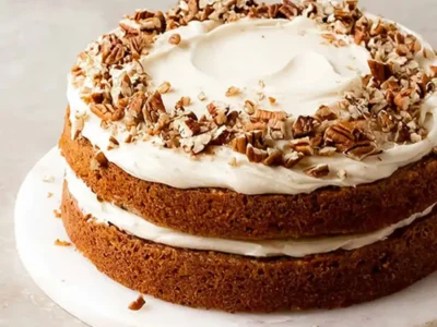 طرز تهیه کیک شیرخشک با بافت خیس و خامه‌ای