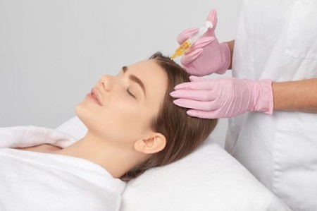 فیلر مو یا مزوتراپی، کدام یک در درمان ریزش مو مؤثرتر هستند؟