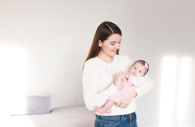 مراقبت از نوزاد در ماه‌های اول: راهنمای کامل برای والدین تازه‌کار