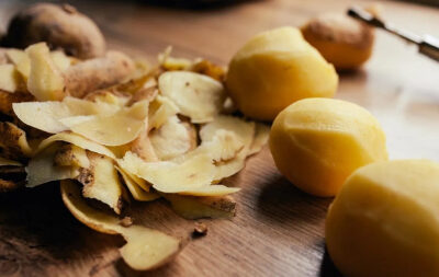 پوست سیب‌زمینی را دور نریزید! راهکاری جادویی برای تقویت گل‌ها و گیاهان