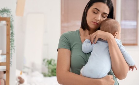 پیشگیری از افسردگی پس از زایمان: راهکارها و نکات ضروری
