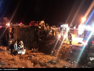 گزارش تصویری واژگونی اتوبوس در محور اصفهان-نطنز