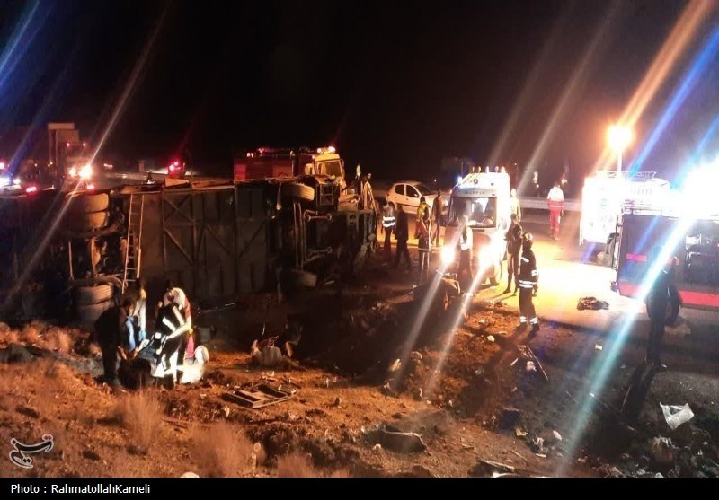 گزارش تصویری واژگونی اتوبوس در محور اصفهان-نطنز
