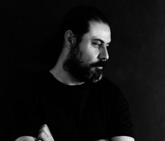 یکی از بهترین هنرمندان ایرانی چشم به راه خانه، از دنیا رفت/ ما درماندگان که چشم‌به‌راهش بودیم را چه می‌ماند، مگر اندوه؟