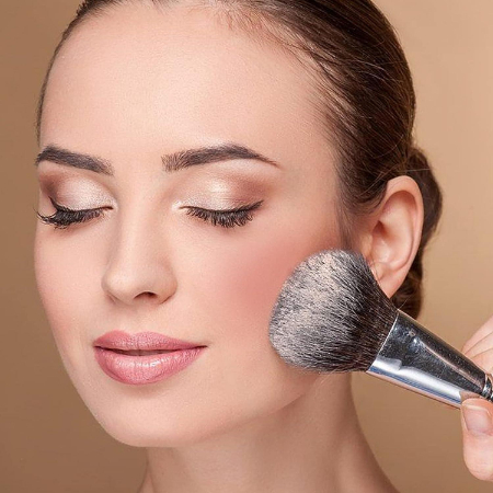 ۵ اشتباه رایج در استفاده از رژگونه که چهره‌تان را مسن‌تر نشان می‌دهد!