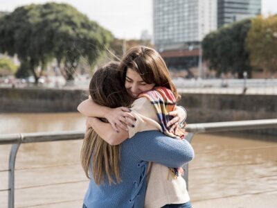 اگر احساس می‌کنید به یک آغوش نیاز دارید بخوانید