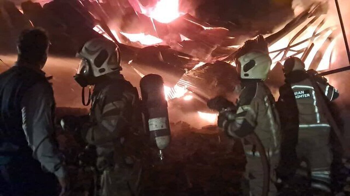 حریق گسترده یک کارگاه مبلسازی در جاده ساوه