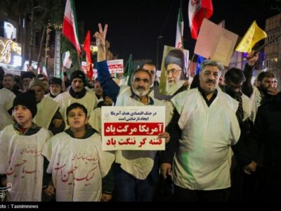 راهپیمایی شبانه مردم قم علیه اغتشاشگران در سومین شب متوالی+ عکس