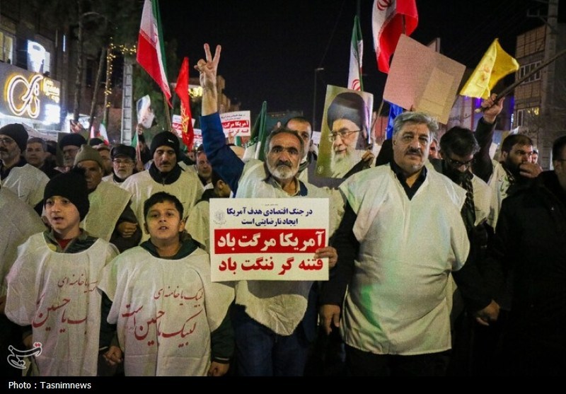 راهپیمایی شبانه مردم قم علیه اغتشاشگران در سومین شب متوالی+ عکس