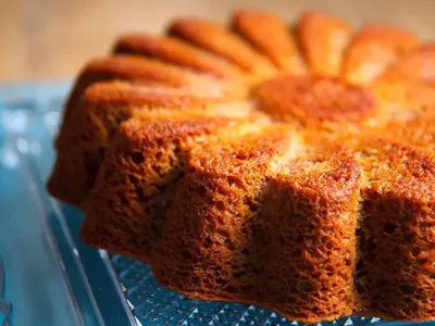 طرز تهیه کیک خرمالو با سس مخصوص/ دسر خاص برای روز‌های سرد زمستان