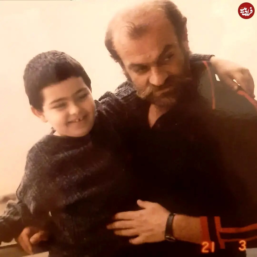 فتحعلی اویسی در ۴۰ سالگی در کنار پسرش در گیلان؛ سال ۱۳۶۴/ عکس فتحعلی اویسی در ۴۰ سالگی در کنار پسرش در گیلان؛ سال ۱۳۶۴/ عکس