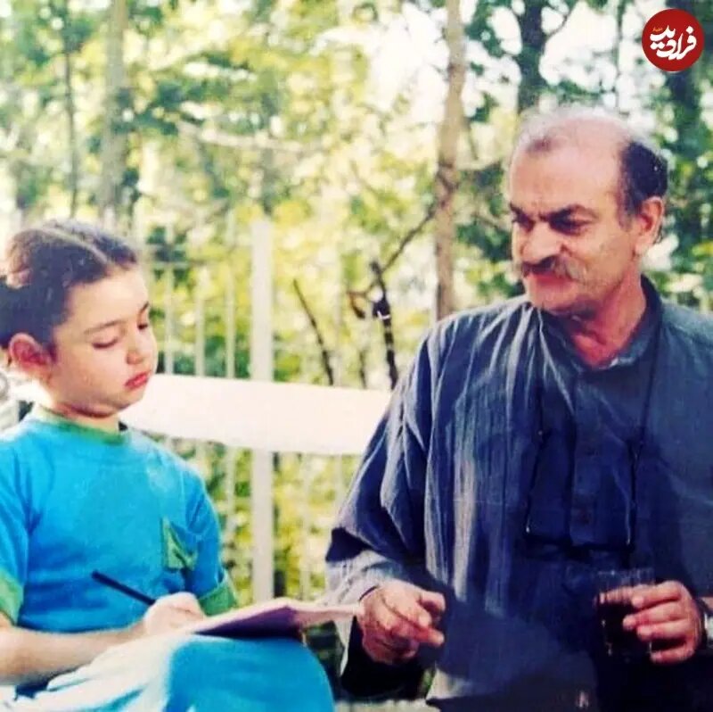 فتحعلی اویسی ۴۷ ساله در پشتصحنه «مریم و میتیل»؛ سال ۱۳۷۱/ عکس فتحعلی اویسی ۴۷ ساله در پشتصحنه «مریم و میتیل»؛ سال ۱۳۷۱/ عکس