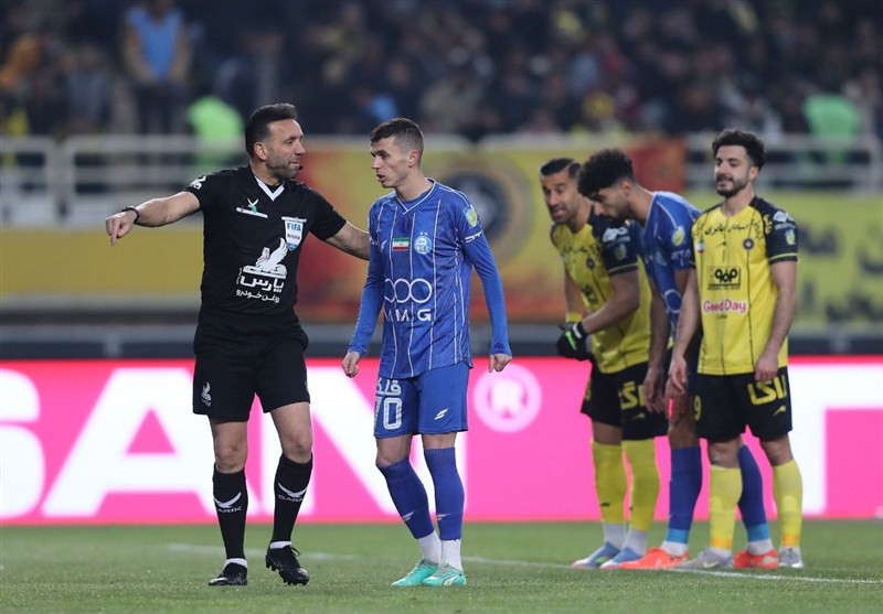 نیمه اول تقابل سپاهان و استقلال برنده نداشت