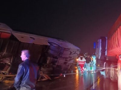 واژگونی اتوبوس در قطعه گرمسار محور تهران-مشهد؛ 11 نفرمصدوم شدند+تصاویر