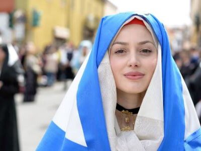 پوشش سنتی و دیدنی زنان اروپایی؛ از ایتالیا و انگلیس تا اسپانیا و آرژانتین | کسی که الهام‌بخش مگان مارکل شد