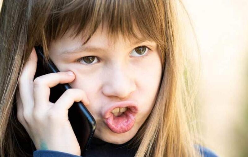 کودکم دائما فحش می‌دهد، چه کنم؟