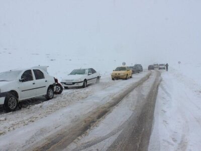 آخرین وضعیت جوی و ترافیکی محورهای مواصلاتی کشور / بارش برف و باران این جادهها را مسدود کرد