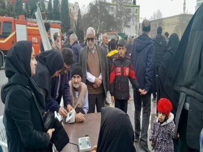 استقرار ایستگاه غربالگری سلامت در مسیر راهپیمایی ۲۲ بهمن خرم‌آباد