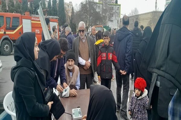 استقرار ایستگاه غربالگری سلامت در مسیر راهپیمایی ۲۲ بهمن خرمآباد