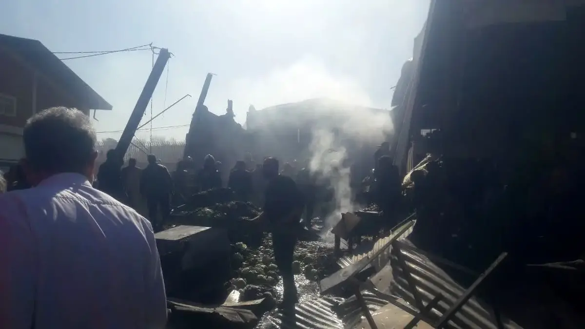 اولین تصاویر از سقوط یک فروند بالگرد در میدان تره‌بار+ عکس