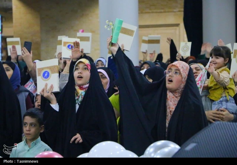 باران، قرآن و نرگس؛ نیمهشعبانِ متفاوت در مصلای زنجان باران، قرآن و نرگس؛ نیمهشعبانِ متفاوت در مصلای زنجان