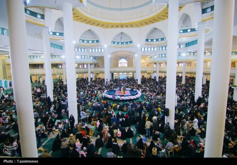 باران، قرآن و نرگس؛ نیمهشعبانِ متفاوت در مصلای زنجان باران، قرآن و نرگس؛ نیمهشعبانِ متفاوت در مصلای زنجان