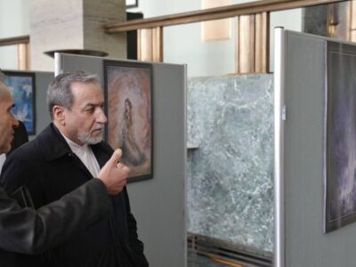 بازید عراقچی از نمایشگاه آثار فرشچیان در مقر سازمان ملل+ عکس