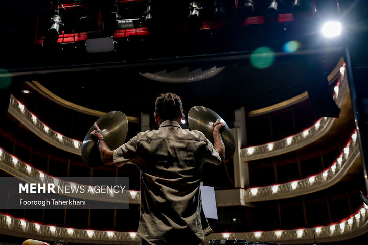 برگزاری کنسرت، عادیسازی نیست/ هنرمند با ساز و آوازش انتقاد کند معمای کنسرتهای خاموش در برزخ سیاست؛ اجرا رفتن یا نرفتن مسئله این است؟