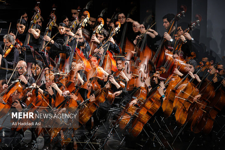 برگزاری کنسرت، عادیسازی نیست/ هنرمند با ساز و آوازش انتقاد کند معمای کنسرتهای خاموش در برزخ سیاست؛ اجرا رفتن یا نرفتن مسئله این است؟