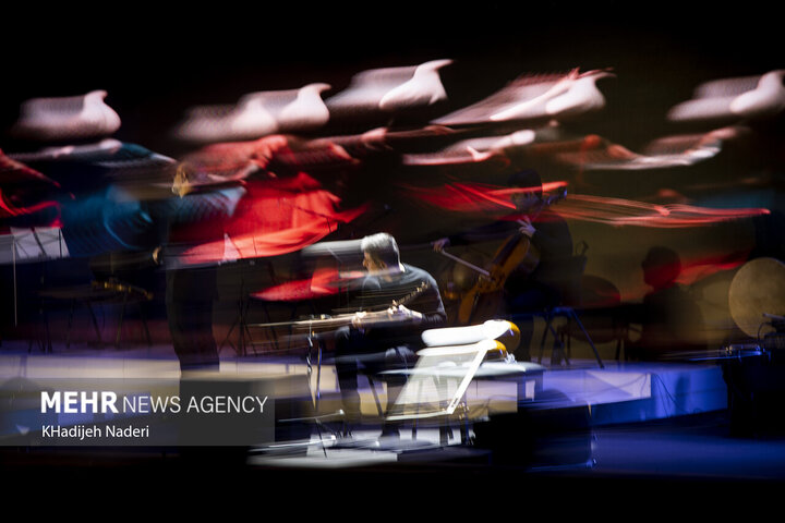 برگزاری کنسرت، عادیسازی نیست/ هنرمند با ساز و آوازش انتقاد کند معمای کنسرتهای خاموش در برزخ سیاست؛ اجرا رفتن یا نرفتن مسئله این است؟