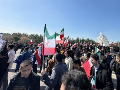 تجمع دانشجویان در دانشگاه فردوسی؛ سنگپرانی دانشجونماها