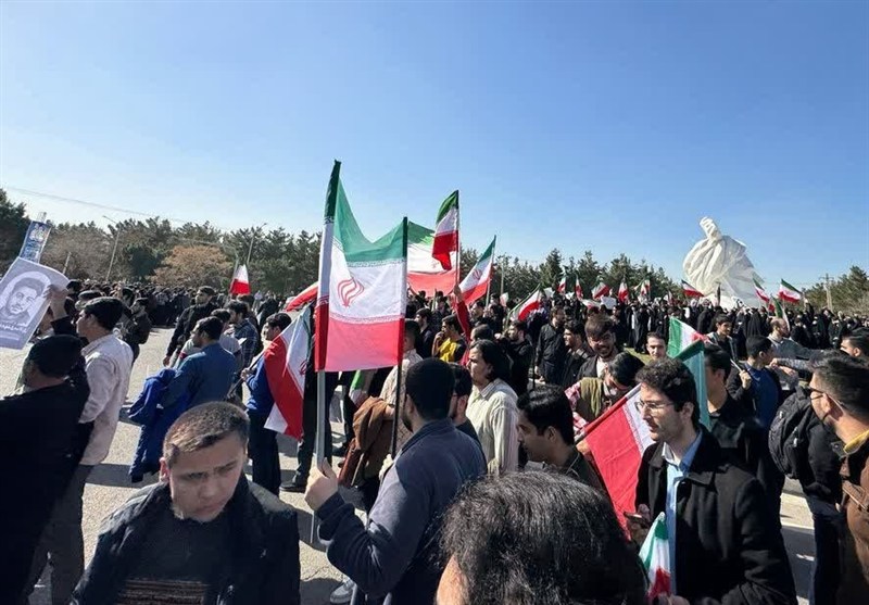 تجمع دانشجویان در دانشگاه فردوسی؛ سنگپرانی دانشجونماها