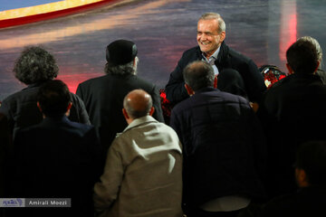تصاویر | قابهایی ماندگار اهدای جوایز برندگان جشنواره فجر توسط پزشکیان