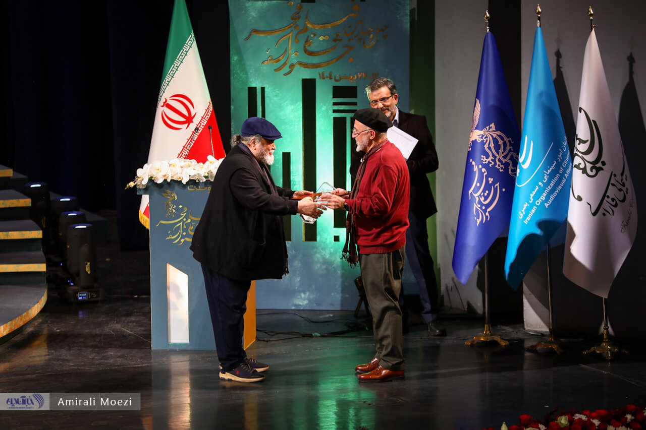 اهدای جوایز برندگان جشنواره فجر توسط پزشکیان اهدای جوایز برندگان جشنواره فجر توسط پزشکیان