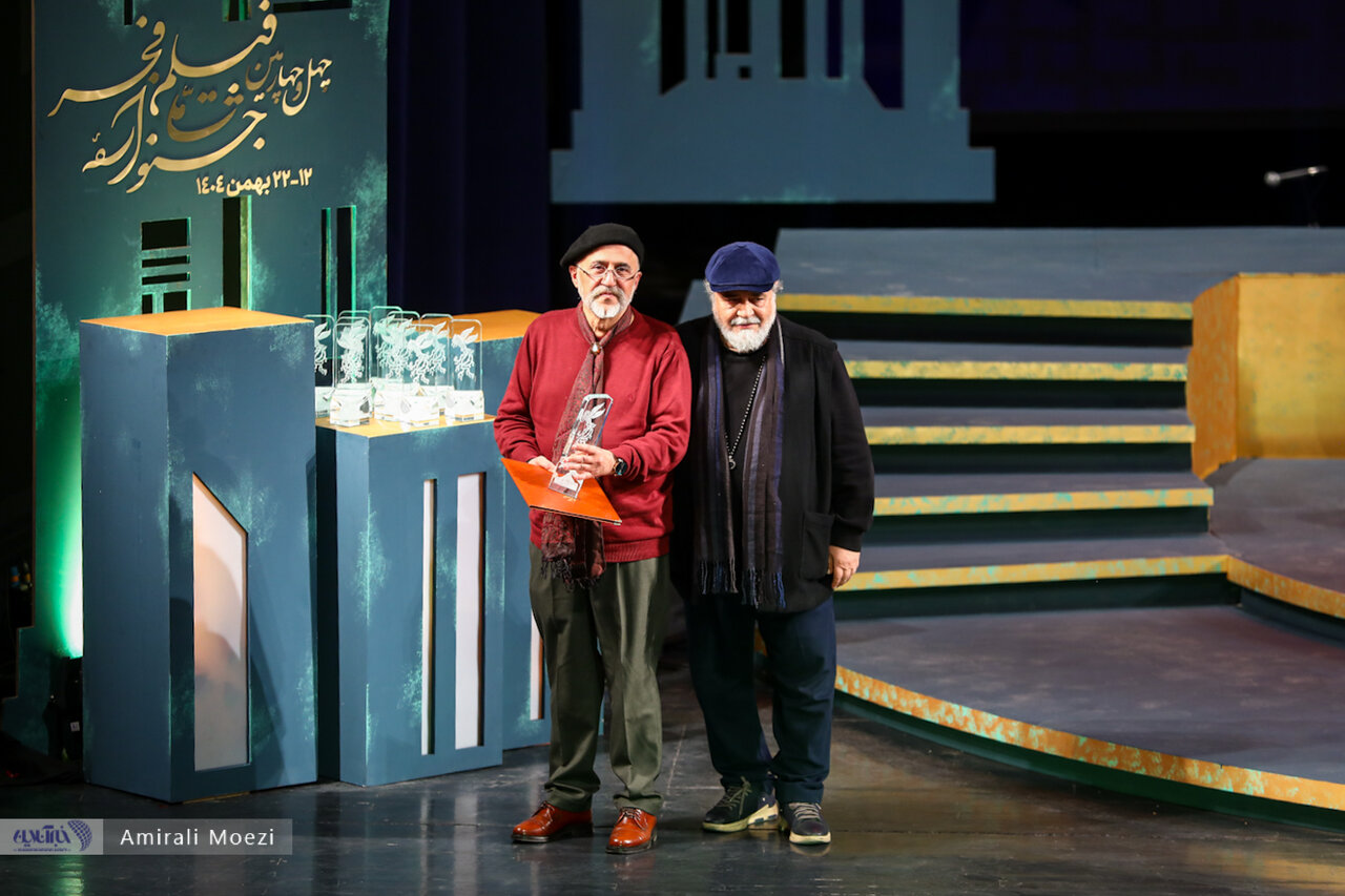 اهدای جوایز برندگان جشنواره فجر توسط پزشکیان اهدای جوایز برندگان جشنواره فجر توسط پزشکیان