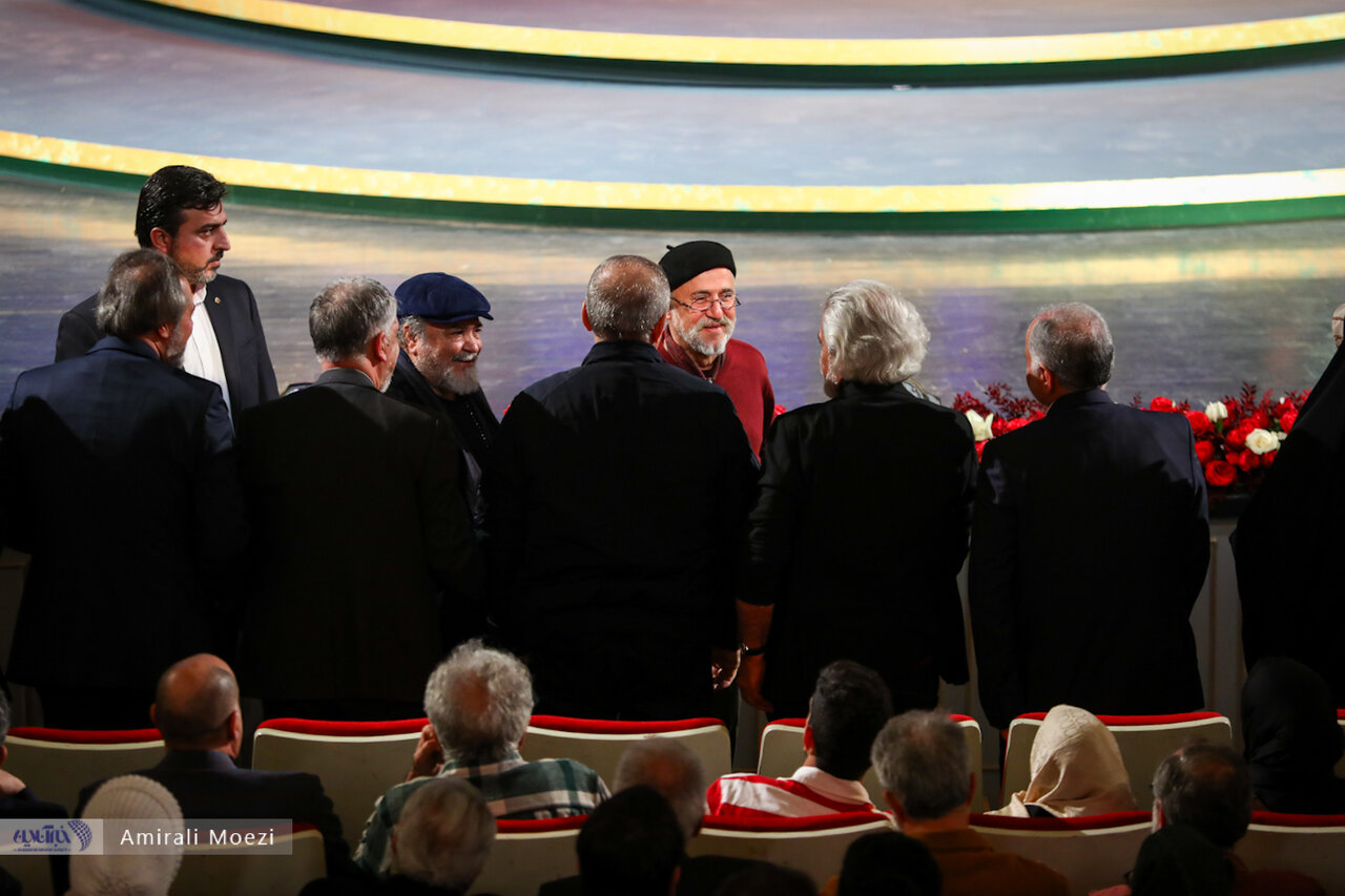 اهدای جوایز برندگان جشنواره فجر توسط پزشکیان اهدای جوایز برندگان جشنواره فجر توسط پزشکیان